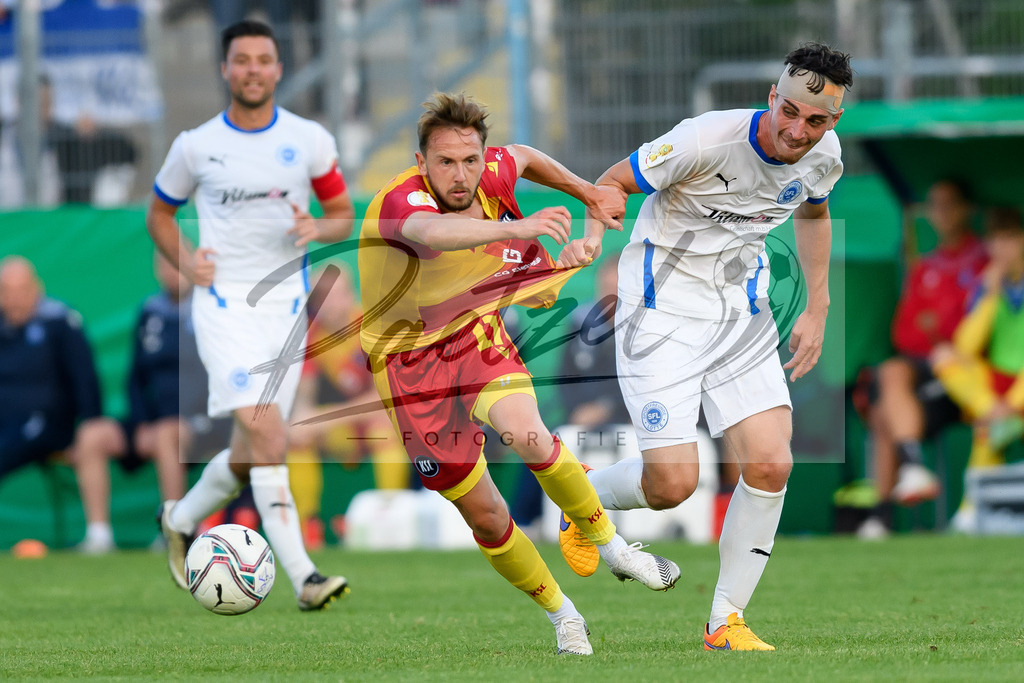 LOTKSC20210809_265 | Fussball, Herren: Lucas Cueto (Karlsruher SC) und Luis Allmeroth (Sportfreunde Lotte) im Zweikampf beim Spiel der 1. Runde im DFB-Pokal zwischen SF Lotte und Karlsruher SC im Stadion am Lotter Kreuz am 09.08.2021 in Lotte, Deutschland.DFB / DFL REGULATIONS PROHIBIT ANY USE OF PHOTOGRAPHS AS IMAGE SEQUENCES AND/OR QUASI-VIDEO. - Realisiert mit Pictrs.com