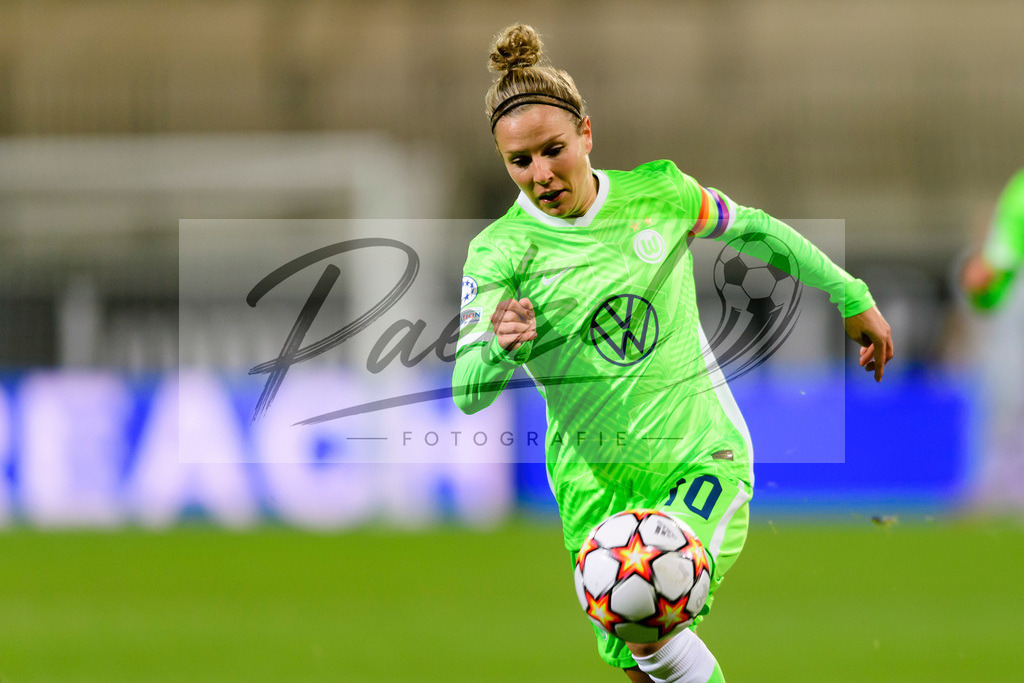 WOBSER20211013_007 | Fussball, Frauen: Svenja Huth (VfL Wolfsburg) in Aktion, am Ball, Einzelaktion beim Spiel der UEFA Women´s Champions League zwischen VfL Wolfsburg und Servette FC im AOK-Stadion am 13.10.2021 in Wolfsburg, Deutschland. - Realisiert mit Pictrs.com