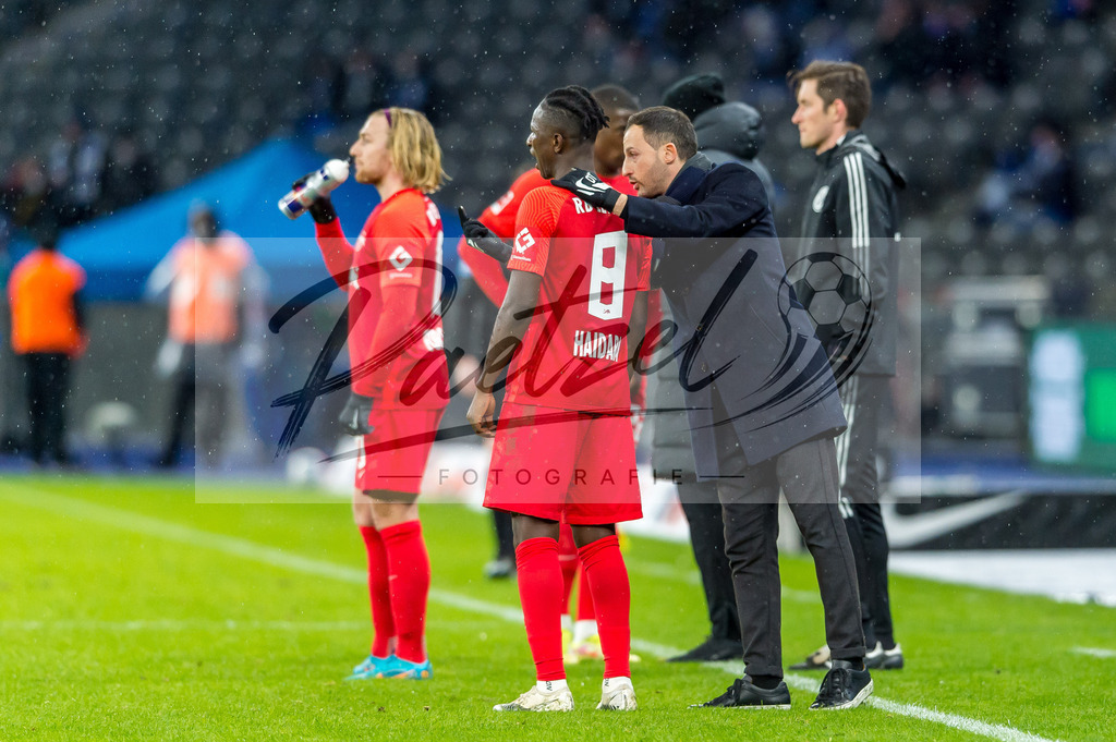 BSCRBL20220220_170 | Fussball, Herren: Trainer Domenico Tedesco (RB Leipzig) spricht mit Amadou Haidara (RB Leipzig) bei dem Spiel der 1. Bundesliga zwischen Hertha BSC und RB Leipzig im Olypiastadion am 20.02.2022 in Berlin, Deutschland.DFB / DFL REGULATIONS PROHIBIT ANY USE OF PHOTOGRAPHS AS IMAGE SEQUENCES AND/OR QUASI-VIDEO. - Realisiert mit Pictrs.com