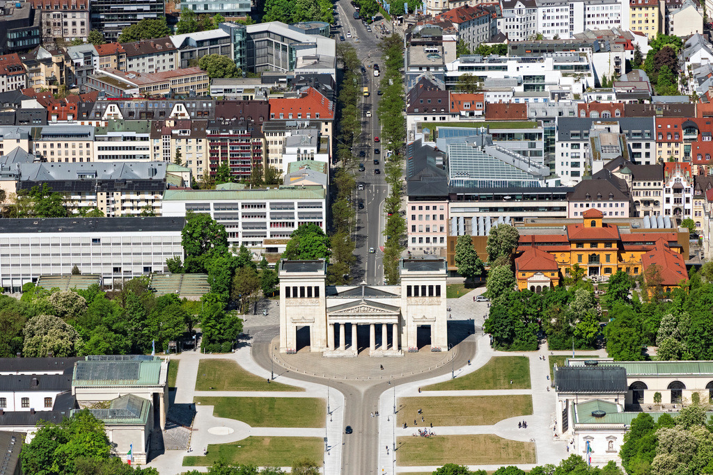 dr__0064283.jpg | MüNCHEN 29.04.2025 Museums- Gebäude- Ensemble " Propyläen " und Staatliche Antikensammlung am Königsplatz im Stadtteil Maxvorstadt in München im Bundesland Bayern, Deutschland. Weiterführende Informationen bei: Staatliche Antikensammlungen und Glyptothek. // Museum-building ensemble "Propylaea" and State Collection of Antiquities at Koenigsplatz in the district Maxvorstadt in Munich in the state Bavaria, Germany. Further information at: Staatliche Antikensammlungen und Glyptothek. Foto: Daniel Reiter