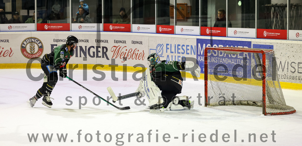 2022-11-06_035_TSV_Erding_gegen_EHC_Koenigsbrunn | Erding, Deutschland, 06.11.2022:
Eishockey, Bayernliga 2022 / 2023, 11. Spieltag, TSV Erding gegen EHC Königsbrunn, Endergebnis: 1:7

Rudolf Lorenz (Erding Gladiators, #91), Torwart Thomas Hingel (Erding Gladiators, #33)

Foto: Christian Riedel / fotografie-riedel.net
