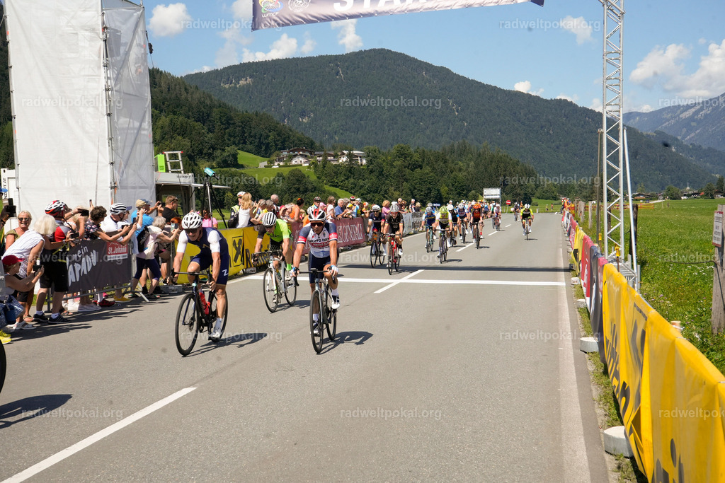 673_20230817_Bewerb_Maenner_Muehlanger | AUT - OESTERREICH, 2023-08-16: SPORT RENNRAD-FAHREN - 55. INTERNATIONALER RADWELTPOKAL IN ST. JOHANN IN TIROL  - Vintage-Radrennen mit WM-Bronze-Medaillen-Siegerin Christina Schweinberger, den Teilnehmer und Alexander Baumann (vom Orginastions-Team) - TAG 2 BEWERB MAENNER IN SECHS GRUPPEN  ; Foto: Roland Muehlanger