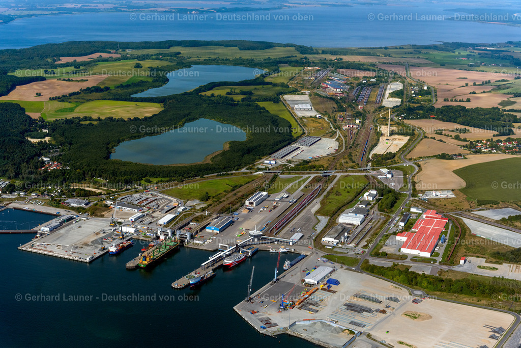4061347 | SASSNITZ 2020 Hafenanlagen an der Meeres- Küste der Insel Rügen im Ortsteil Hagen in Sassnitz im Bundesland Mecklenburg-Vorpommern. // Port facilities on the seashore of the Iland Ruegen in the district Hagen in Sassnitz in the state Mecklenburg - Western Pomerania. Foto: Gerhard Launer