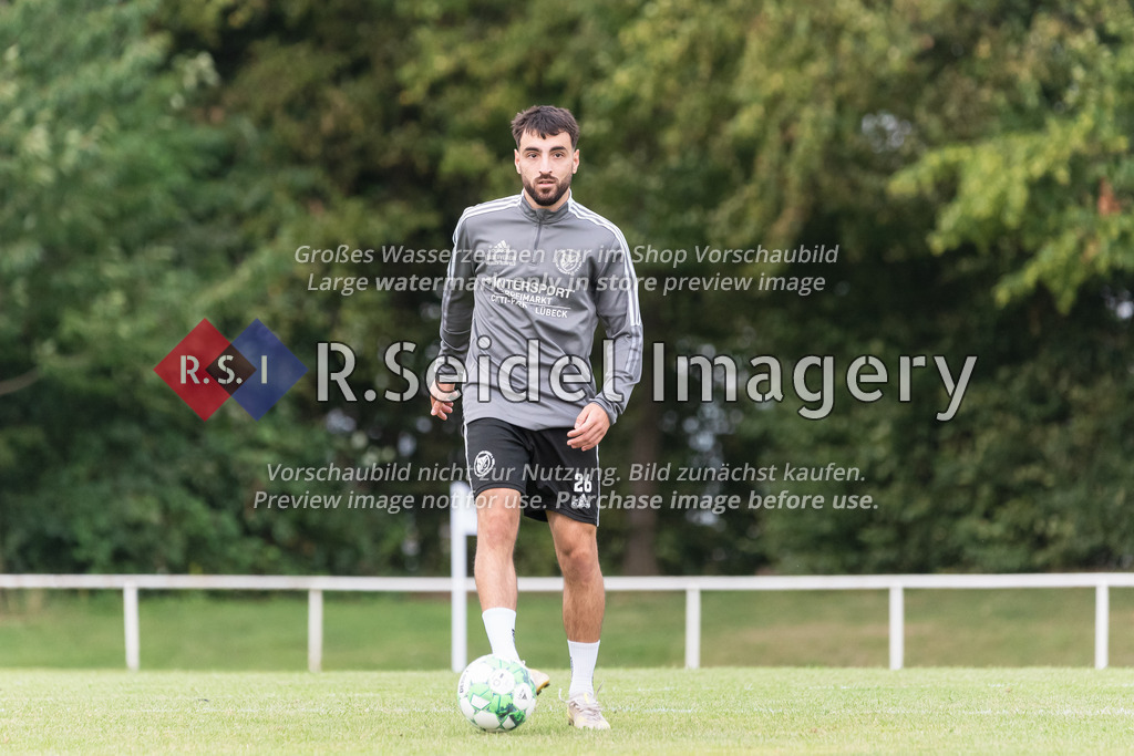 RS-1-002020 | Arif Mete Kilic (#26, Reinfeld) wärmt sich in der Halbzeitpause auf.