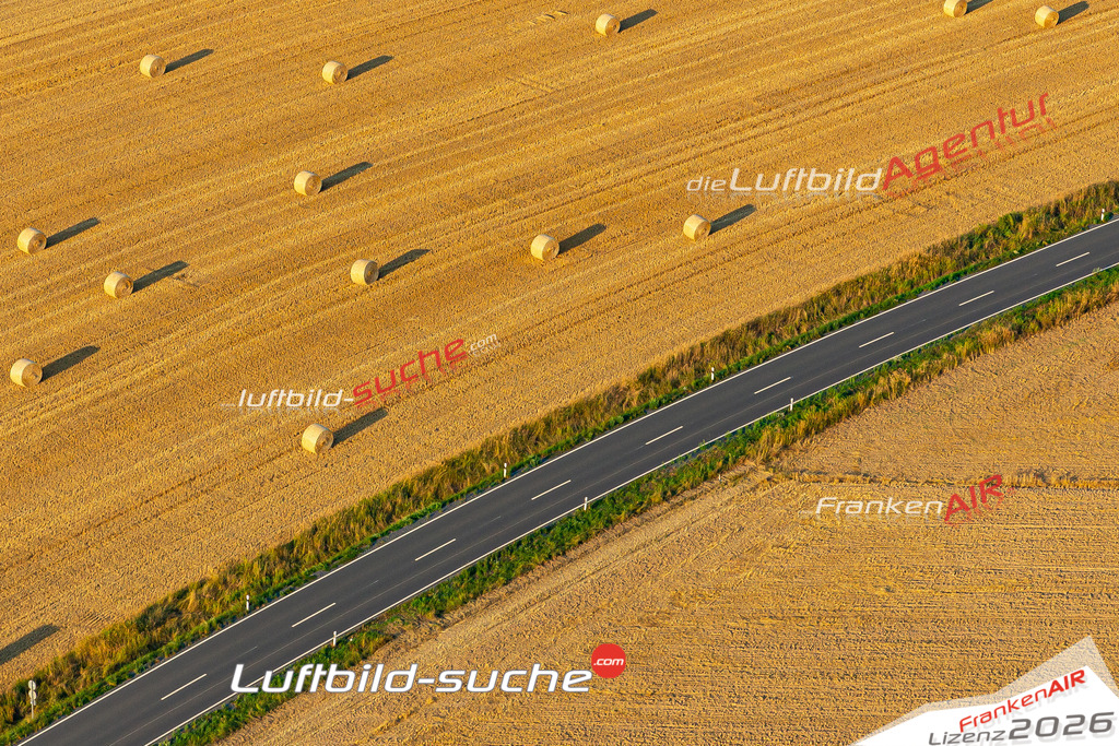 Aktuelles Luftbild von strohballen  - Die Luftaufnahme wurde 2020 mittels UL-Flugzeug erstellt ( keine Drohne ) - hochauflösende Kamera-Systeme von  Canon -Beste Qualität - Für grossformatige Ausdrucke geeignet. Die Geschenkidee !