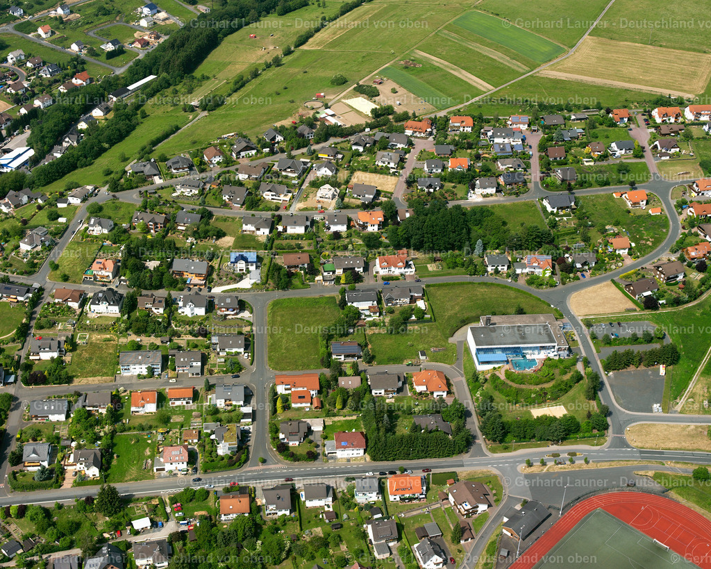 2611067 | EIBELSHAUSEN 09.06.2006 Wohngebiet einer Einfamilienhaus- Siedlung  in Eibelshausen im Bundesland Hessen, Deutschland // Single-family residential area of settlement  in Eibelshausen in the state Hesse, Germany Foto: Gerhard Launer