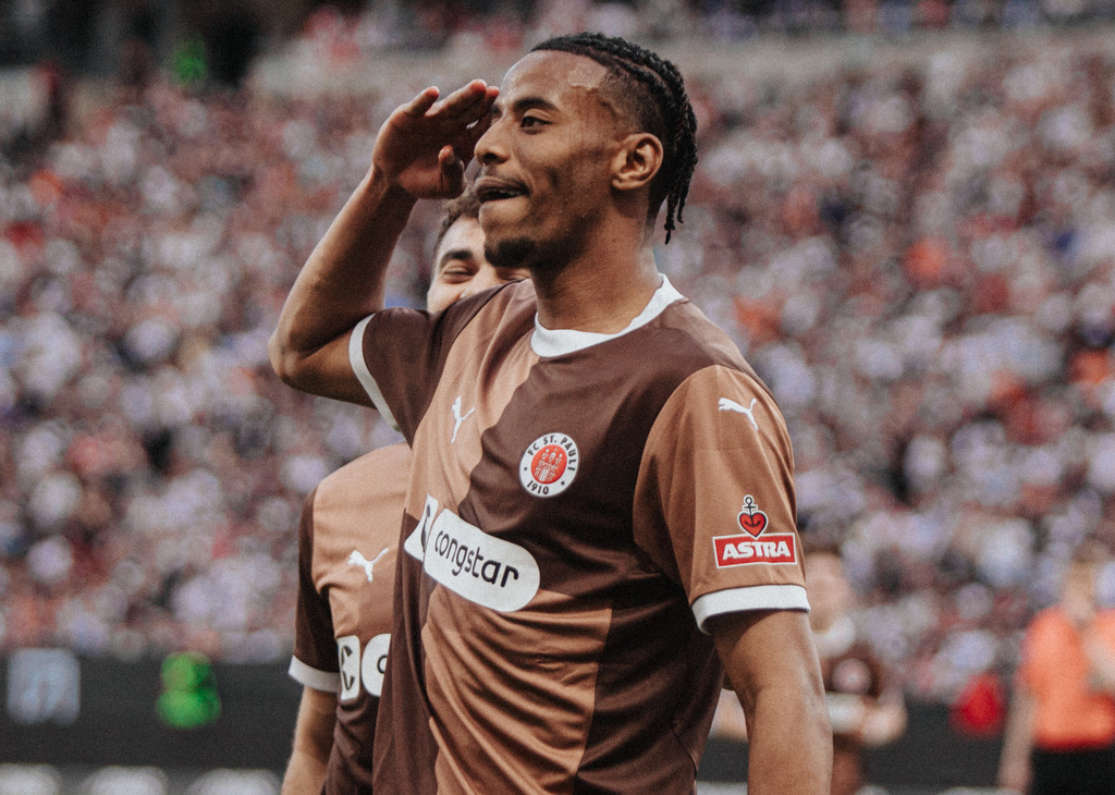 IMG_1656 | Der offizielle Shop für FC St. Pauli Fotos. Wähle aus Spielszenen & Fanmomenten dein FCSP Wunschformat. Wir liefern Millerntor-Atmosphäre.