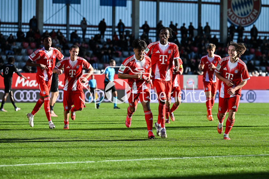 FC Bayern München U19 - Sporting Lissabon U19 | MUNICH, GERMANY - 09. DECEMBER: Jubel der Bayern nach dem Treffer zum 2-0 durch Maycon CARDOZO (FC Bayern München 7) / Tor / Torschuetze / Freude / Happy während dem Match zwischen der U19 des FC Bayern München und der U19 von Sporting Lissabon am 6. Spieltag der UEFA Youth League Ligaphase am FC Bayern Campus