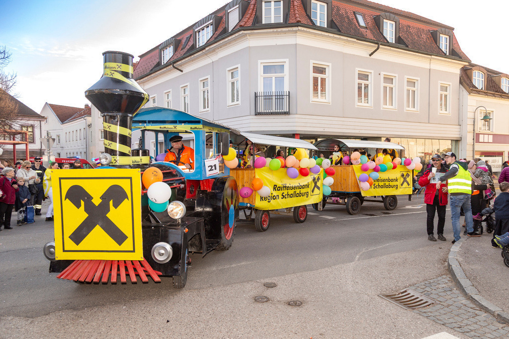 Umzug2025-209_9915 | Fotostrecke: FASCHINGSUMZUG 2025 in Loosdorf. 22 Masken(gruppen)-Teilnehmer: Loosdorfer Vereine, Wirtschaftstreibende, Gemeindeabordnungen sowie Kreditinstitute. rund 700 Besucher entlang der Hauptstrasse. Veranstaltungs-Sicherung durch Mannschaft der FF-Loosdorf mit schwerem Gerät. Maskenprämierung am EKZ-Platz durch Bgm. Thomas Vasku in den Kategorien: Bester Festwagen (Fa. gkonzept-Groissenberger; Beste Personengruppe-ASK-Loosdorf; Beste Einzelperson; Weiteste Anreise-FF Schollach;