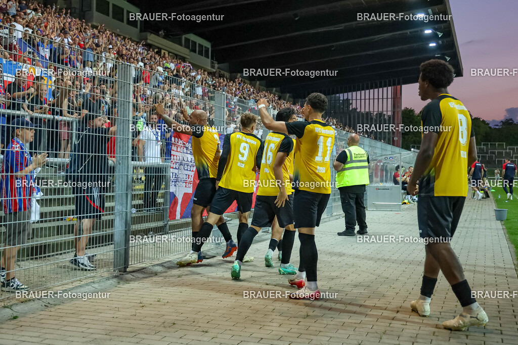 SB_KFCBAU_20250815_4814.JPG -  - KFC Uerdingen - SF Baumberg - Oberliga Niederrhein | Krefeld, Deutschland, 15.08.25: Etienne-Noel Reck (KFC Uerdingen) Torjubel, jubelt mit seiner Mannschaft nach dem Treffer zum 1:1 während des Oberliga Niederrhein Spiels zwischen KFC Uerdingen - SF Baumberg in der Grotenburg Stadion am 15. August 2025 in Krefeld, Deutschland. (Foto von Stefan Brauer/Brauer-Fotoagentur)