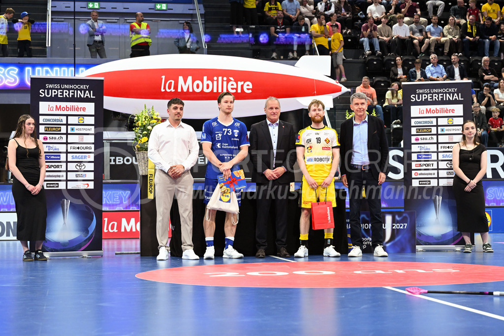 Zug United - HC Rychenberg - 25. April 2026 | Best Player Justus Kainulainen (#73 Zug United) und Noah Püntener (#19 HC Rychenberg Winterthur) am L-UPL Superfinal-Spiel zwischen Zug United und HC Rychenberg am 25. April 2026 in der BCF Arena, Fribourg, Schweiz.Bild: Sportfotografie Markus Aeschimann | www.markus-aeschimann.ch - Realisiert mit Pictrs.com