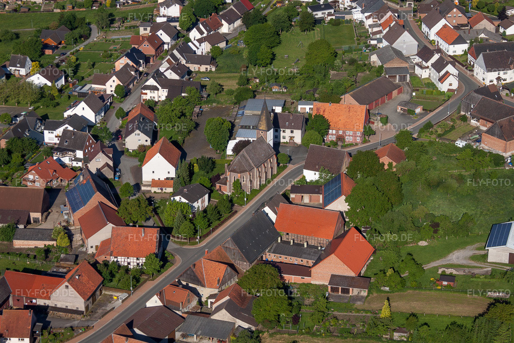 Luftbild: Kirche St. Bartholomäus im Ortsteil Haarbrück in Beverungen im Bundesland Nordrhein-Westfalen in Deutschland. – Foto: IMG_65665.jpg vom 25.05.2014 durch Werner Riehm/FLY-FOTO.de – Auflösung des Originals: 4752 x 3168 px