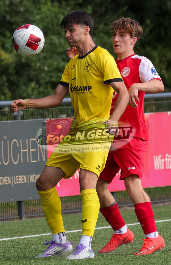 FC RW Kirchlengern - SuS Bad Westernkotten | Auf dem Bild zu sehen: Rot FC RW Kirchlengern: Julian Zähler ; gelb SuS Bad Westernkotten: Klarsah YarizadehFC RW Kirchlengern, SuS Bad Westernkotten, Saison 26/27, Westfalenliga, Kirchlengern, Deutschland - Realisiert mit Pictrs.com