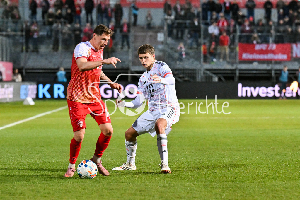FC Würzburger Kickers - FC Bayern Amateure | WÜRZBURG, DEUTSCHLAND - 10. APRIL: im duell Martin THOMANN (Würzburger Kickers 14) und Robert Edward Jr. DEZIEL (FC Bayern München II 5) während dem Match zwischen dem FC Würzburger Kickers und den Amateuren des FC Bayern München am 28. Spieltag der Regionalliga Bayern in der AKON Arena