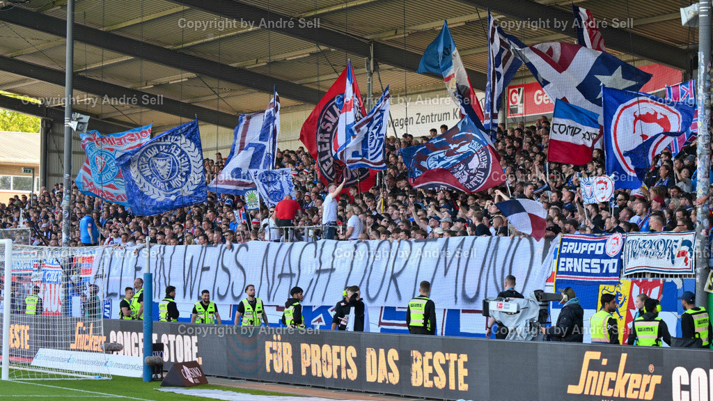 Holstein Kiel vs SC Freiburg | Anfeuerung in der Schlußphase / Fußball-Bundesliga Männer 2024/2025 / 33. Spieltag / Holstein Kiel vs SC Freiburg / Holstein-Stadion / Kiel / 10.05.25 - Realisiert mit Pictrs.com