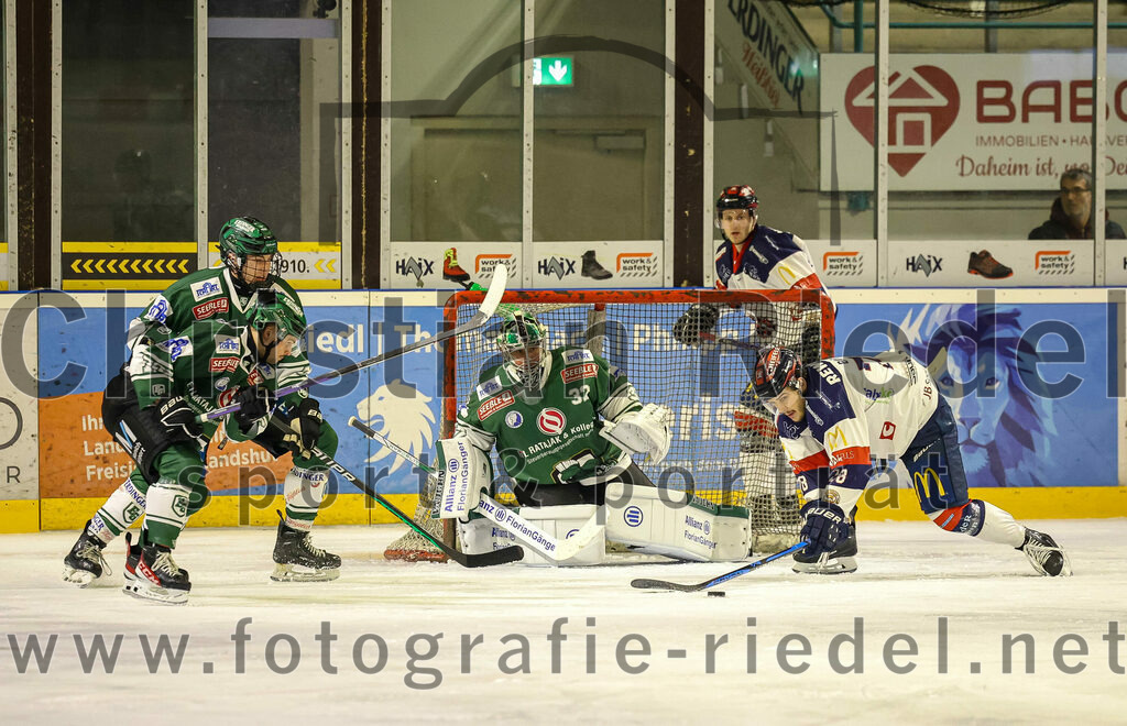 2024-01-05_109_TSV_Erding_gegen_VfE_Ulm-Neu-Ulm | Erding, Deutschland, 05.01.2024:
Eishockey, Bayernliga Vorrunde 2023 / 2024, 22. Spieltag, TSV Erding gegen VfE Ulm/Neu-Ulm, Endergebnis: 7:6

Leon Abstreiter (Erding Gladiators, #72), Torwart Dimitri Pätzold (Erding Gladiators, #32)

Foto: Christian Riedel / fotografie-riedel.net