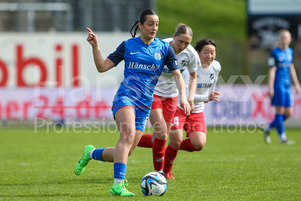 Fussball, 2. Frauen-Bundesliga, SV Meppen - SC Sand | v.li.: Selma Licina (SV Meppen, 18) am Ball, Einzelbild, Ganzkörper, Aktion, Action, Spielszene, DIE DFB-RICHTLINIEN UNTERSAGEN JEGLICHE NUTZUNG VON FOTOS ALS SEQUENZBILDER UND/ODER VIDEOÄHNLICHE FOTOSTRECKEN. DFB REGULATIONS PROHIBIT ANY USE OF PHOTOGRAPHS AS IMAGE SEQUENCES AND/OR QUASI-VIDEO.