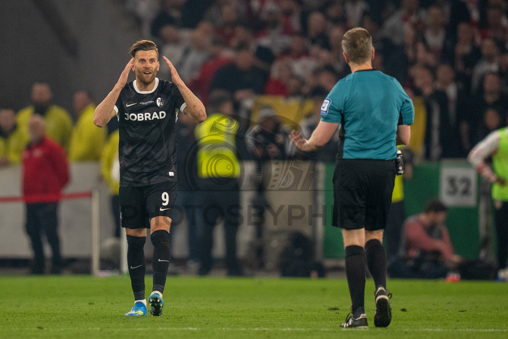 VfB Stuttgart vs. SC Freiburg, Fussball, DFB-Pokal, Halbfinale, 23.04.2026 | Lucas Hoeler (SC Freiburg, #09) ist unzufrieden mit der Entscheidung von Schiedsrichter Tobias Welz,VfB Stuttgart vs. SC Freiburg, Fussball, DFB-Pokal, Halbfinale, 23.04.2026DFB regulations prohibit any use of photographs as image sequences and/or quasi-video