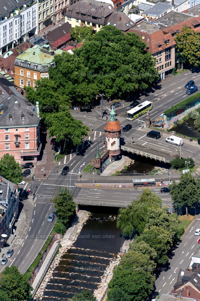 4033247 | FREIBURG IM BREISGAU 30.06.2020 Stadtansicht am Flußverlaufes der Dreisam mit Wassertreppen und den Brücken Greiffeneggbrücke und Schwabentorbrücke sowie dem "Freiburger Türmchen" in Freiburg im Breisgau im Bundesland Baden-Württemberg, Deutschland. Weiterführende Informationen bei: Stadt Freiburg im Breisgau. // City view along the course of the river Dreisam with water stairs and the bridges Greiffeneggbruecke and Schwabentorbruecke as well as the "Freiburger Tuermchen" in Freiburg im Breisgau in the state Baden-Wuerttemberg, Germany. Further information at: Stadt Freiburg im Breisgau. Foto: Gerhard Launer