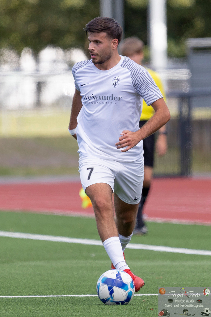 Testspiel: Spvgg. 03 Fechenheim - Türk Gücü Friedberg, 13.07.2024 | Giovanbattista Pedace (Spvgg. 03 Fechenheim #7) mit Ball, Freisteller, Portrait / Porträt, Spvgg. 03 Fechenheim - Türk Gücü Friedberg, Frankfurt am Main, Sportanlage Birsteiner Straße, 13.7.2024 - Realisiert mit Pictrs.com