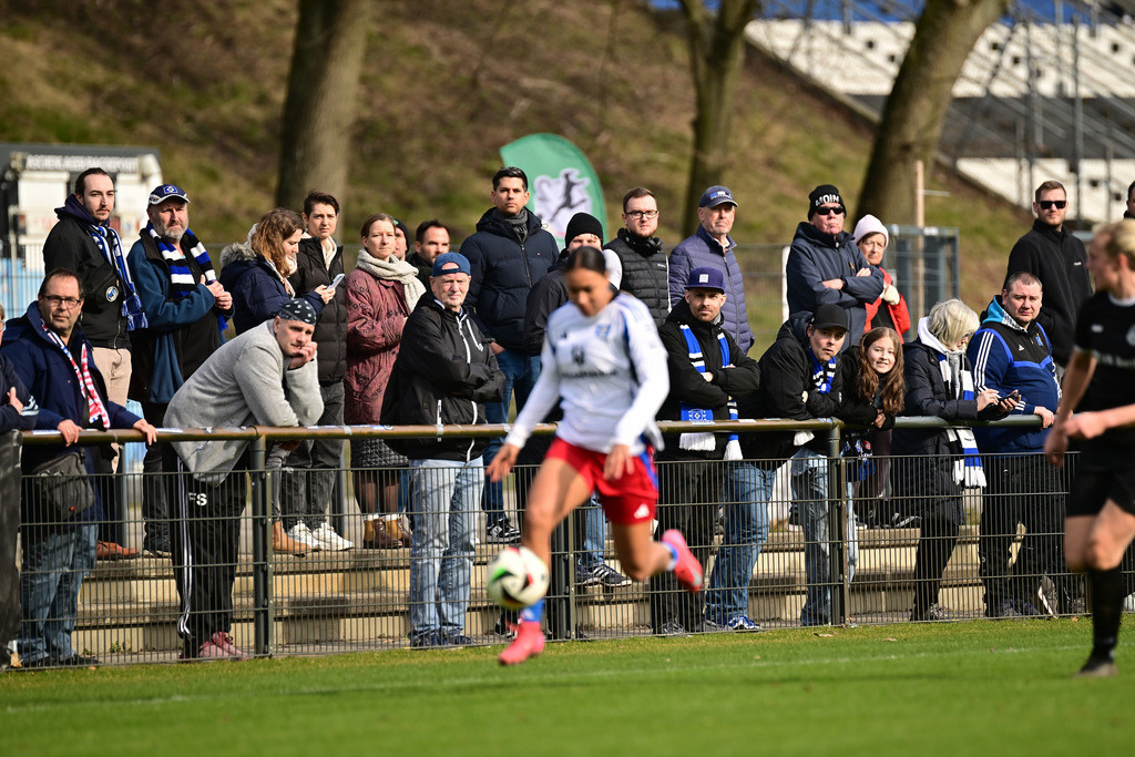 Fußball I Frauen I Saison 2024-2025 I 2. Bundesliga I 19. Spieltag I Hamburger SV - SV 67 Weinberg | Der Sportfotograf. - Realisiert mit Pictrs.com