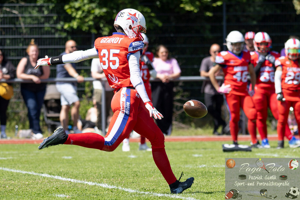 GFLW 1: German Football League Women 1: Rodgau Pioneers Ladies - Stuttgart Scorpions Sisters, 07.06.2026 | Jennifer Gerndt (Rodgau Pioneers Ladies #35) bei einem Punt, Rodgau Pioneers Ladies - Stuttgart Scorpions Sisters, Rodgau, Maingau-Energie-Stadion "Am Weichsee", 7.6.2026 - Realisiert mit Pictrs.com