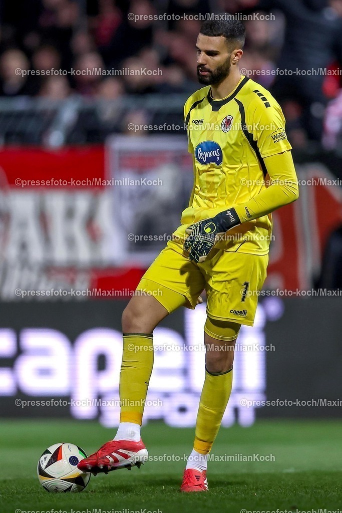 Koe12032501040 | 12.03.2025, Fußball, FC Viktoria Köln – Rot-Weiss Essen, 3.Liga, Sportpark Höhenberg, Saison 2024 2025: Torwart Dudu Eduardo dos Santos Haesler (Viktoria Köln #1)DFB regulations prohibit any use of photographs as image sequences and or quasi-video.