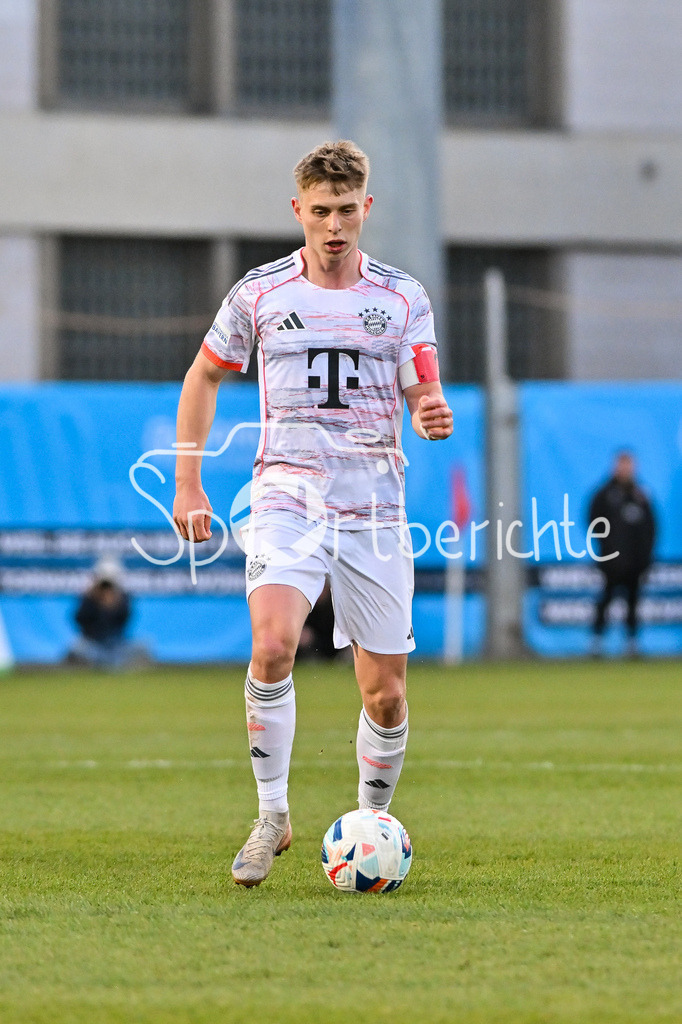 FC Würzburger Kickers - FC Bayern Amateure | WÜRZBURG, DEUTSCHLAND - 10. APRIL: am Ball Anton HEINZ (FC Bayern München II 9) / Einzelfoto / Freisteller während dem Match zwischen dem FC Würzburger Kickers und den Amateuren des FC Bayern München am 28. Spieltag der Regionalliga Bayern in der AKON Arena