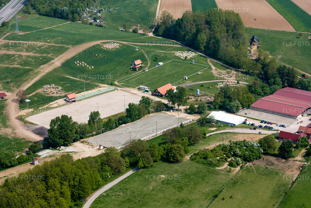 Luftbild: Haras de la Née in Neewiller-près-Lauterbourg im Bundesland Bas-Rhin in Frankreich. – Foto: IMG_18139.jpg vom 03.05.2009 durch Werner Riehm/FLY-FOTO.de – Auflösung des Originals: 4272 x 2848 px
