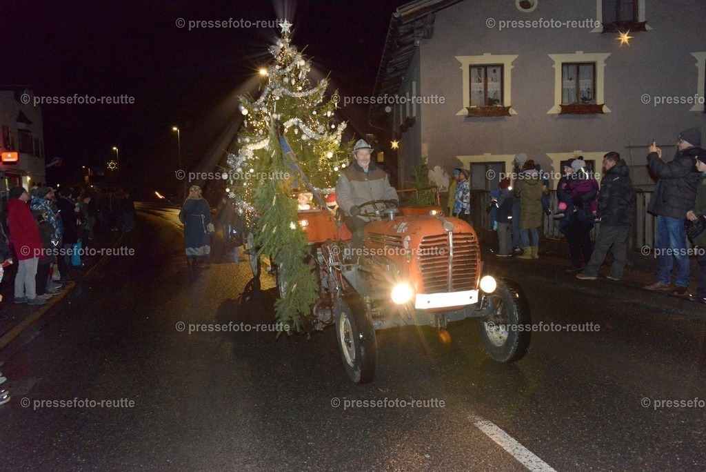 -news-2022-Dez05-Nikolo-Einzug-Lechaschau-WTV_6315 | Info aus dem Bezirk Reutte/Ausserfern Tirol sowie eine umfangreiche Bilddatenbank über die gesamte Region: Lechtal, Talkessel Reutte, Tannheimertal, Zwischentoren. Lech, Plansee, Zugspitze, Grenztunnel, B179, Fernpassstraße, Verkehr, Lawinen, Tradition, - Realisiert mit Pictrs.com