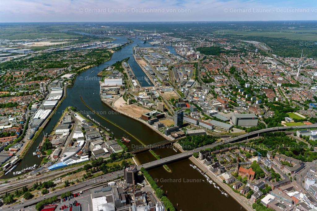 4029362 | BREMEN 01.06.2020 Lagerhallen und Speditionsgebäude am Hafenbecken der Weser im Ortsteil Überseestadt in Bremen, Deutschland. Weiterführende Informationen bei: bremenports GmbH &amp; Co. KG. // Warehouses and forwarding building on Weser river in the district Ueberseestadt in Bremen, Germany. Further information at: bremenports GmbH &amp; Co. KG. Foto: Gerhard Launer