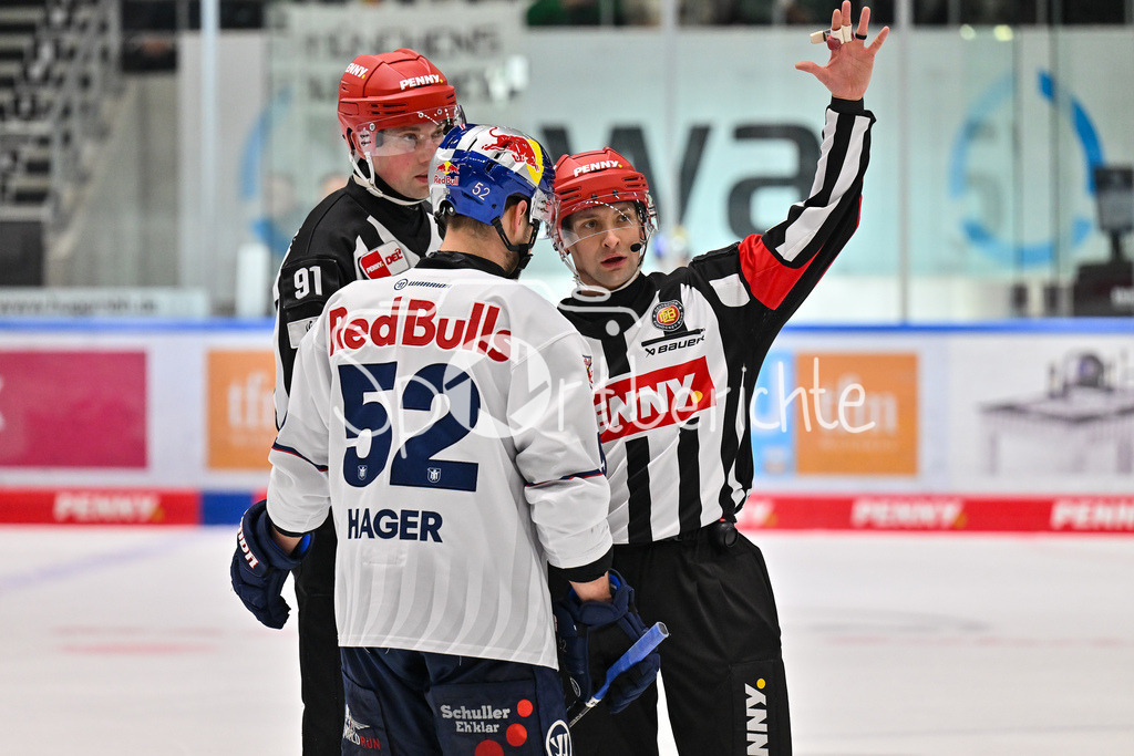 Augsburger Panther - EHC RB München | im Gespraech Linienrichter Tobias SCHWENK, Patrick HAGER (EHC Muenchen 52) und Hauptschiedsrichter Sean MacFARLANE / DEL: Augsburger Panther - EHC RB Muenchen, Curt Frenzel Stadion am 16.01.2025