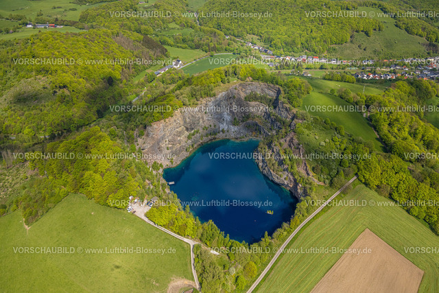 Brilon240503978 | Luftbild, See im Berg, kreisrunder Steinbruchsee, Tauchgewässer bestehend nur aus Regenwasser, Taucher bei der Ausbildung, Messinghausen, Brilon, Sauerland, Nordrhein-Westfalen, Deutschland