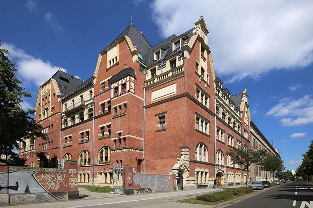 Foto: Leipzig - Deutsches Buchgewerbehaus - Blick vom Gerichtsweg | Das Team hinter BILDLEXIKON LEIPZIG bündelt historische wie aktuelle Informationen über die Stadt Leipzig in Text und Bild auf einer Plattform und stellt diese der interessierten Öffentlichkeit zur Verfügung.