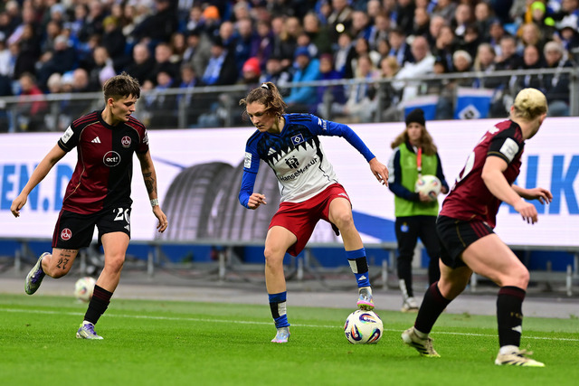 Fußball I Frauen I Saison 2025-2026 I Bundesliga I 10. Spieltag I Hamburger SV - 1. FC Nürnberg I 44670 | Aneta Polaskova (26, 1. FC Nürnberg) Lotta Wrede (32, Hamburger SV) Aleigh Gambone (16, 1. FC Nürnberg) - Realisiert mit Pictrs.com