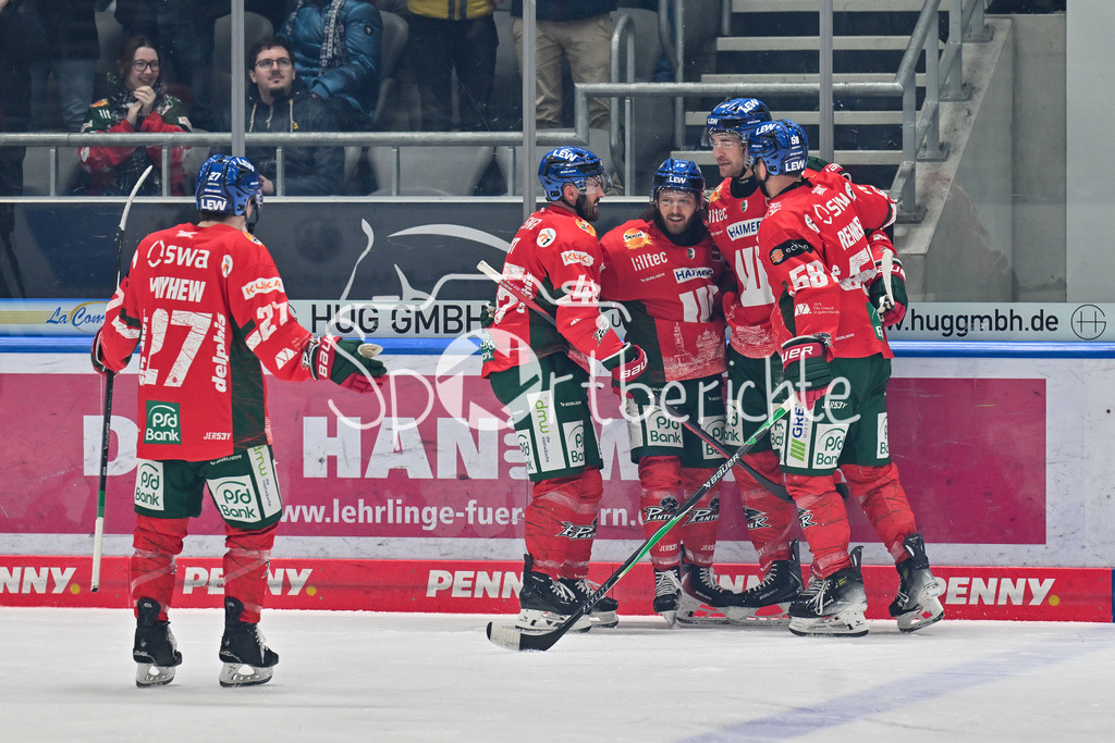 Augsburger Panther - Schwenninger Wild Wings | AUGSBURG, GERMANY - 02. JANUARY: Jubel der Panther nach dem Treffer zum 2-0 durch Alexandre GRENIER (Augsburger Panther 82) / Tor / Torschuetze / Freude / Happy während dem Match zwischen den Augsburger Panthern und den Schwenninger Wild Wings am 35. Spieltag der Penny DEL im Curt Frenzel Stadion