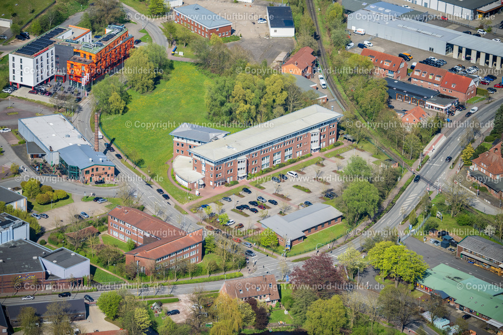 Stade_Agentur_für_Arbeit_am_Schwingedeich_ELS_9279290423 | STADE 29.04.2023 Verwaltungsgebäude der staatlichen Behörde " Agentur für Arbeit " in Stade im Bundesland Niedersachsen, Deutschland. // Administrative building of the State Authority " Agentur fuer Arbeit " in Stade in the state Lower Saxony, Germany. Foto: Martin Elsen