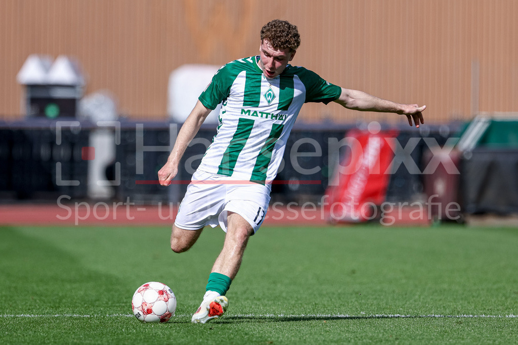 Fussball, Regionalliga Nord, SV Werder Bremen II - HSC Hannover | Patrick Götzelmann (SV Werder Bremen II, 17) am Ball, Freisteller, Einzelbild, Ganzkörper, Aktion, Action, Spielszene