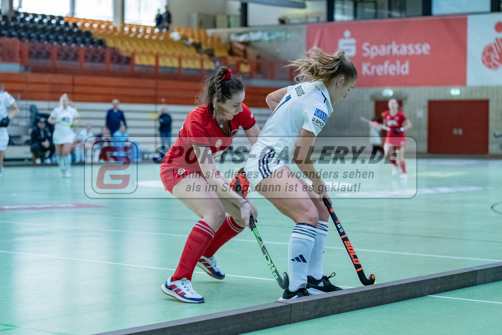 HK_20231217_107674 | 1. Bundesliga Damen Crefelder HC - Düsseldorfer HC  am 17.12.2023 Sporthalle Glockenspitz, Krefeld , Causin Anna-Sopie ( Crefelder HTC #20 ) , Mabel Brands ( Düsseldorfer HC #7 )