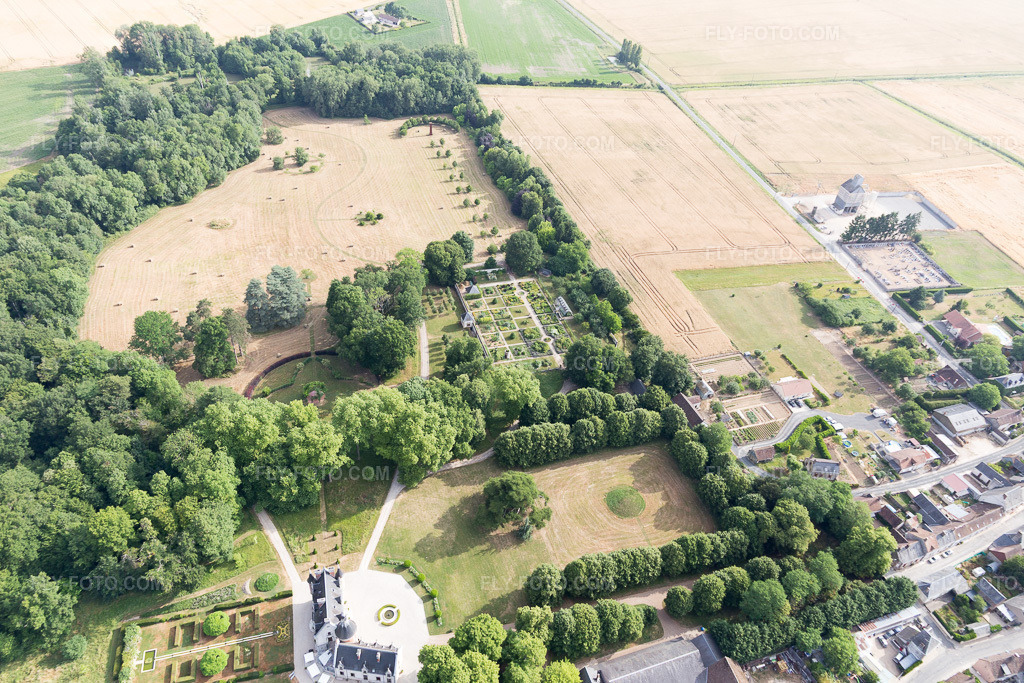 Aerial view: View of the town in Saint-Cyr-du-Gault in the state Loir et Cher, France. – Photo: IMG_101182.jpg taken on 06/24/2017 by Werner Riehm/FLY-FOTO.com – Resolution of the original: 5472 x 3648 px