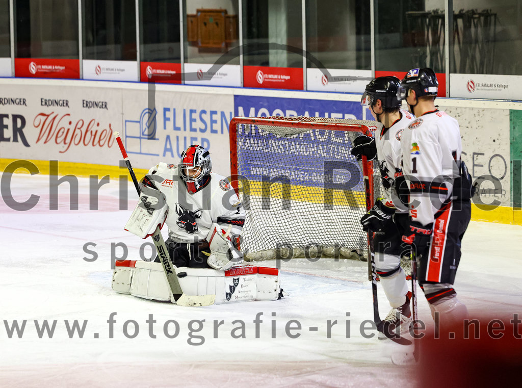 2022-09-30_113_TSV_Erding_gegen_EV_Dingolfing | Erding, Deutschland, 30.09.2022:
Eishockey, Bayernliga 2022 / 2023, Testspiel, TSV Erding gegen EV Dingolfing, Endergebnis: 3:4

Torwart Dennis Jedrus (EV Dingolfing, #1)

Foto: Christian Riedel / fotografie-riedel.net
