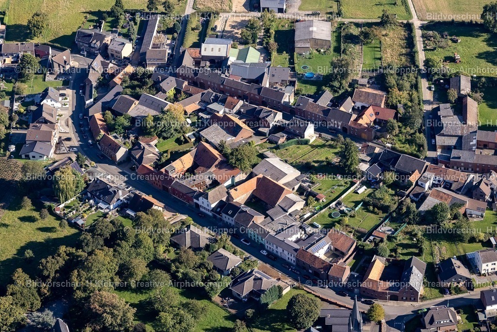 Lufbilder Dürboslar-5906 | Kirchengebäude " St. Ursula " im Dorfkern am Germaniaplatz in Dürboslar im Bundesland Nordrhein-Westfalen, Deutschland - Realisiert mit Pictrs.com