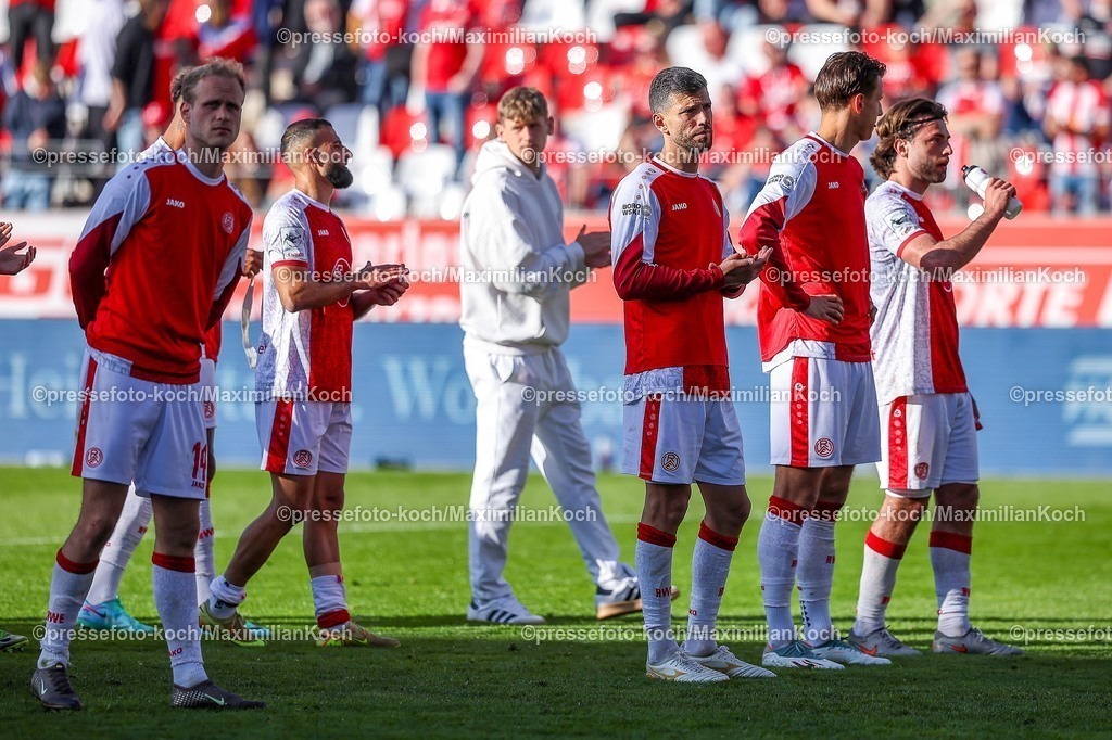 xKWIx26042601062 | 2026.04.26, xkwix, Fußball, 3.Liga, Rot-Weiss Essen - 1. FC Saarbrücken, Stadion an der Hafenstraße, 35.Spieltag, Saison 2025 / 2026: Die Essener klatschen zarghaft zum Block DFB regulations prohibit any use of photographs as image sequences and or quasi-video. Photo: xKamilxWilkowskixPressefotoKochx
