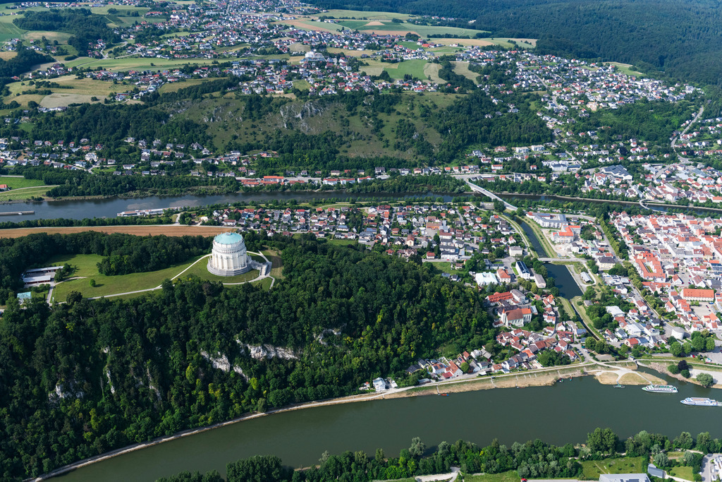 dr__0046571.jpg | KELHEIM 18.06.2024 Restaurations- und Fassadenarbeiten an der Sehenswürdigkeit und Tourismus- Attraktion des Geschichts- Denkmal " Befreiungshalle Kelheim " der Bayerische Verwaltung der staatlichen Schlösser, Gärten und Seen an der Befreiungshallestraße im Ortsteil Hohenpfahl in Kelheim im Bundesland Bayern, Deutschland. Weiterführende Informationen bei: Bayerische Verwaltung der staatlichen Schlösser, Gärten und Seen. // Tourist attraction of the historic monument " Befreiungshalle Kelheim " on street Befreiungshallestrasse in the district Hohenpfahl in Kelheim in the state Bavaria, Germany. Further information at: Bayerische Verwaltung der staatlichen Schloesser, Gaerten und Seen. Foto: Daniel Reiter
