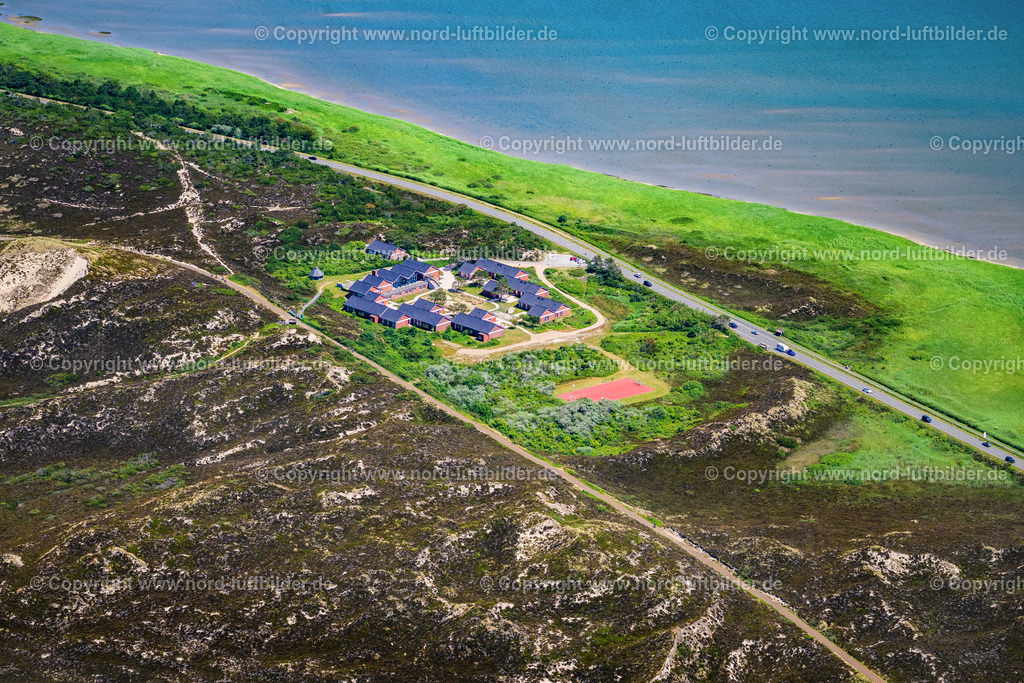 Sylt_Kampen_Kindererholungsheim_Der_Hamburger_Kind_ELS_1047210625 | KAMPEN (SYLT) 13.08.2025 Schulgelände und Gebäudekomplex des " Schullandheim Vogelkoje " in Kampen (Sylt) auf der Insel Sylt im Bundesland Schleswig-Holstein, Deutschland. Weiterführende Informationen bei: Jugenderholungswerk Hamburg e.V. Vogelkoje Kampen. // School grounds and buildings of the " Schullandheim Vogelkoje " in Kampen (Sylt) at the island Sylt in the state Schleswig-Holstein, Germany. Further information at: Jugenderholungswerk Hamburg e.V. Vogelkoje Kampen. Foto: Martin Elsen