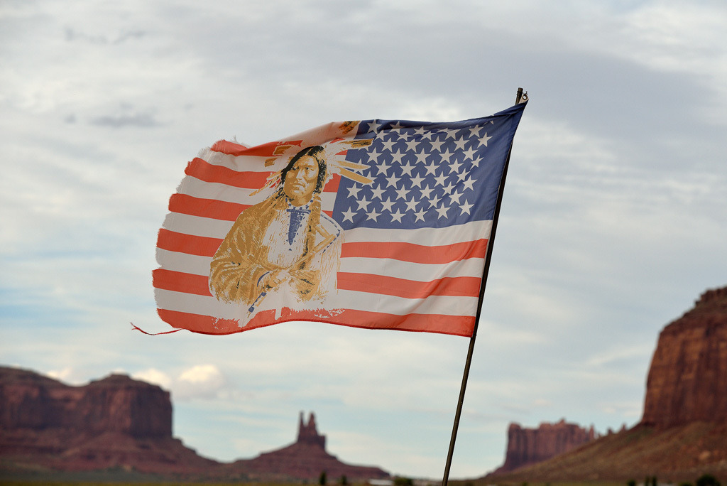 usa-2015-255 | Flagge der Navajo Nation an der Straße zum Monument Valley/Navajo Tribal Park (USA) - Realisiert mit Pictrs.com