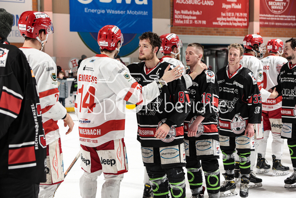 EHC Königsbrunn - TEV Miesbach | Grenzenloer Jubel beim EHC Koenigsbrunn nach dem Gewinn der Bayerliga Meisterschaft im Spiel 3 der Playoffserie gegen den TEV Miesbach / Jubel / Freude / Siegerfoto / Fairplay nach der Partie