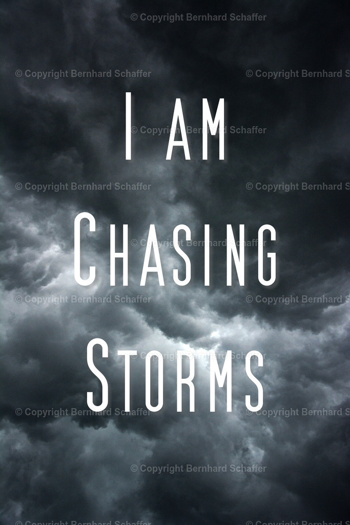 Chasing Storms | Unwetterwolken bei einem Sturm. Schrift: I AM CHASING STORMS - Realisiert mit Pictrs.com
