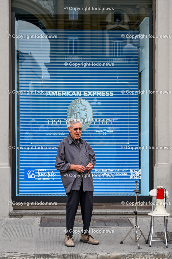 Italien_ Toscana_ Florenz_ 30.05.2024-354 | 30.05.2024, Italien, ITA, Toskana, Florenz im Bild Stadtansichten, Gebäude, Architektur, Touristen, Historisch, Souvenir, Altstadt, Museum, Statuen, Skulpturen, Piazza della Signoria, Statue David, Palazzo Vecchio, Neptunbrunnen, Piazza della Repubblica, Ponte Vecchio, Brücke, Uffizien, Kathedrale Santa Maria del Fiore, Arno, Fluß


Florenz, Firenze, ist eine italienische Großstadt. Nach Einwohnern ist sie die achtgrößte Stadt Italiens. Florenz ist die Hauptstadt sowie größte Stadt der Region Toskana und der Metropolitanstadt Florenz, in der etwa eine Million Menschen leben. Florenz ist für seine Geschichte berühmt. Leonardo da Vinci verbrachte große Teile seiner Jugend in Florenz, Michelangelo fand Unterschlupf in der Kirche der Medici, Galileo Galilei wohnte als Hofmathematiker in den Palästen der Medici. Von 1865 bis 1871 war die Stadt die Hauptstadt des neu gegründeten Königreichs Italien. Das historische Zentrum von Florenz zieht Jahr für Jahr Millionen von Touristen an. Die historische Innenstadt wurde von der UNESCO im Jahre 1982 zum Weltkulturerbe erklärt. 
Quelle: Wikipedia
