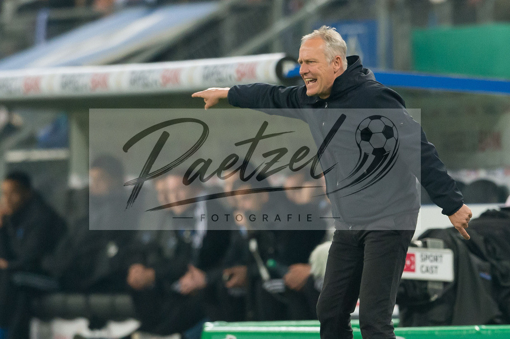 HSVSCF20220419_373 | Fussball, Herren: Trainer Christian Streich (SC Freiburg) gestikuliert, Gestik beim DFB-Pokal-Halbfinalspiel zwischen Hamburger SV und SC Freiburg im Volksparkstadion am 19.04.2022 in Hamburg, Deutschland.DFB / DFL REGULATIONS PROHIBIT ANY USE OF PHOTOGRAPHS AS IMAGE SEQUENCES AND/OR QUASI-VIDEO. - Realisiert mit Pictrs.com